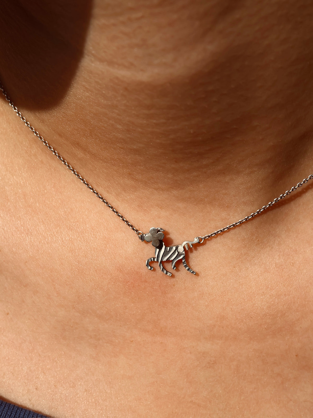 SPINNING FLOWER ZEBRA NECKLACE