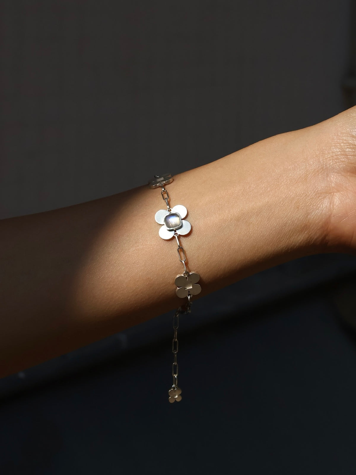 CONTINUOUS FLOWER BRACELET